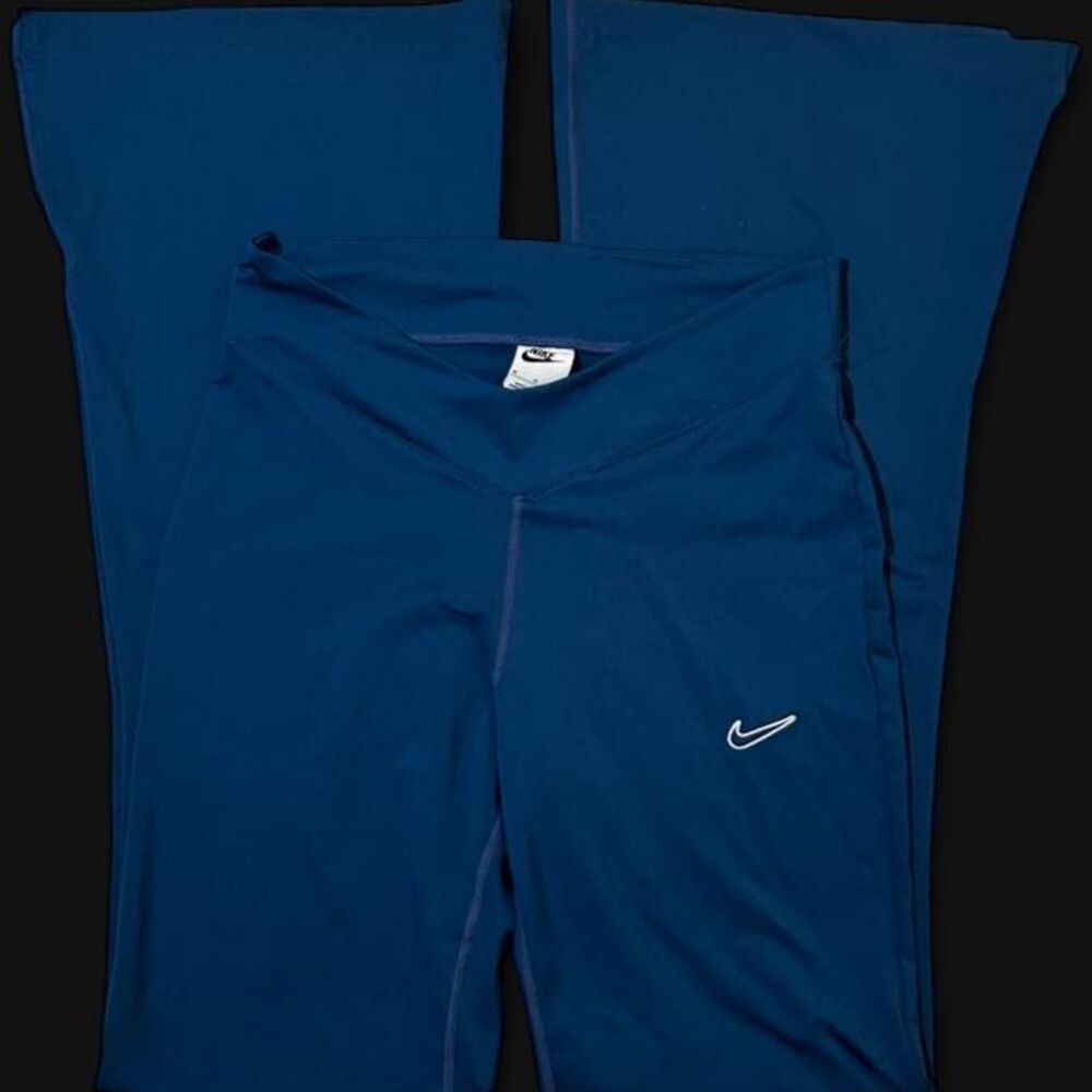 Nike Women's Navy and Blue Leggings